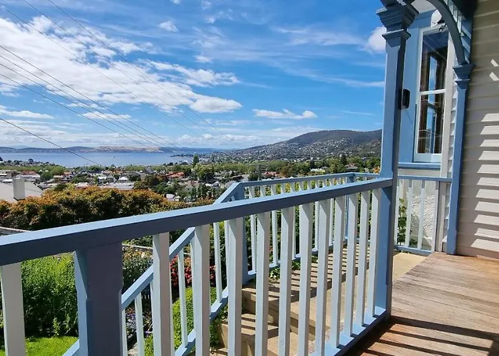Hill House Hobart - Charming Home, Stunning Views Close To City
