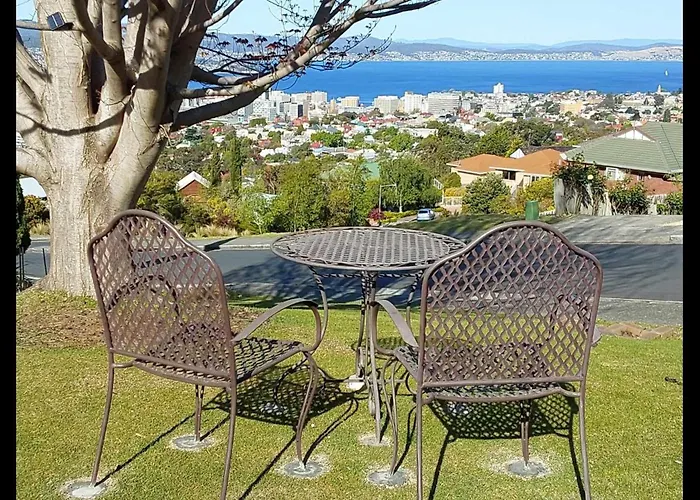 Hobart \'Self-Contained\' Studio, Walk To Town.