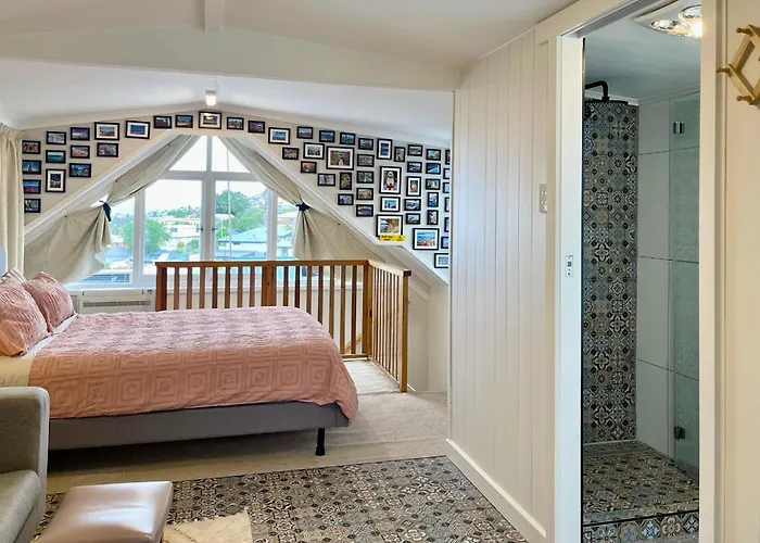 Lovely Brick Cottage With Amazing Water View