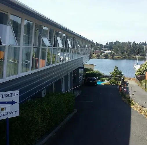 Waterfront Lodge Motel