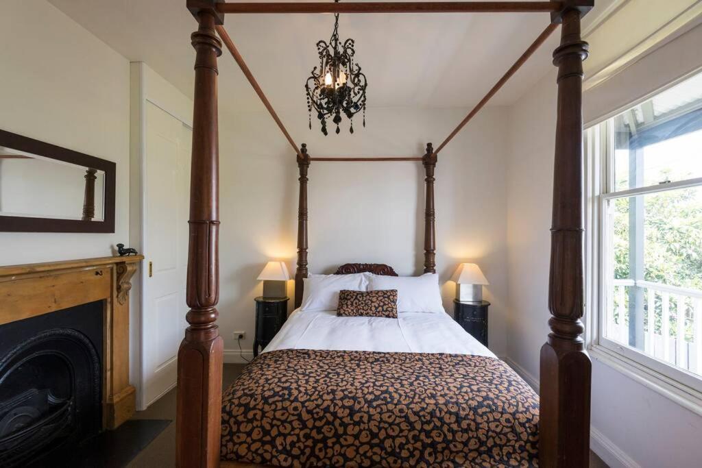 Location In Hobart! Luxury 4 Bedroom With Stunning Views * Hobart