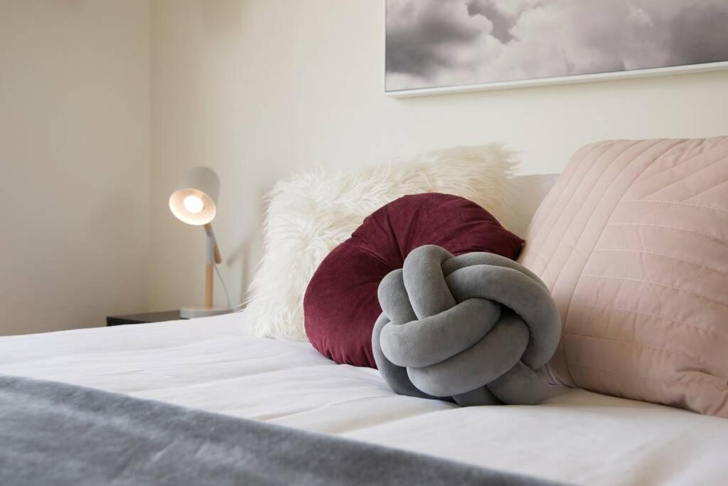 Location In Hobart! Luxury 4 Bedroom With Stunning Views