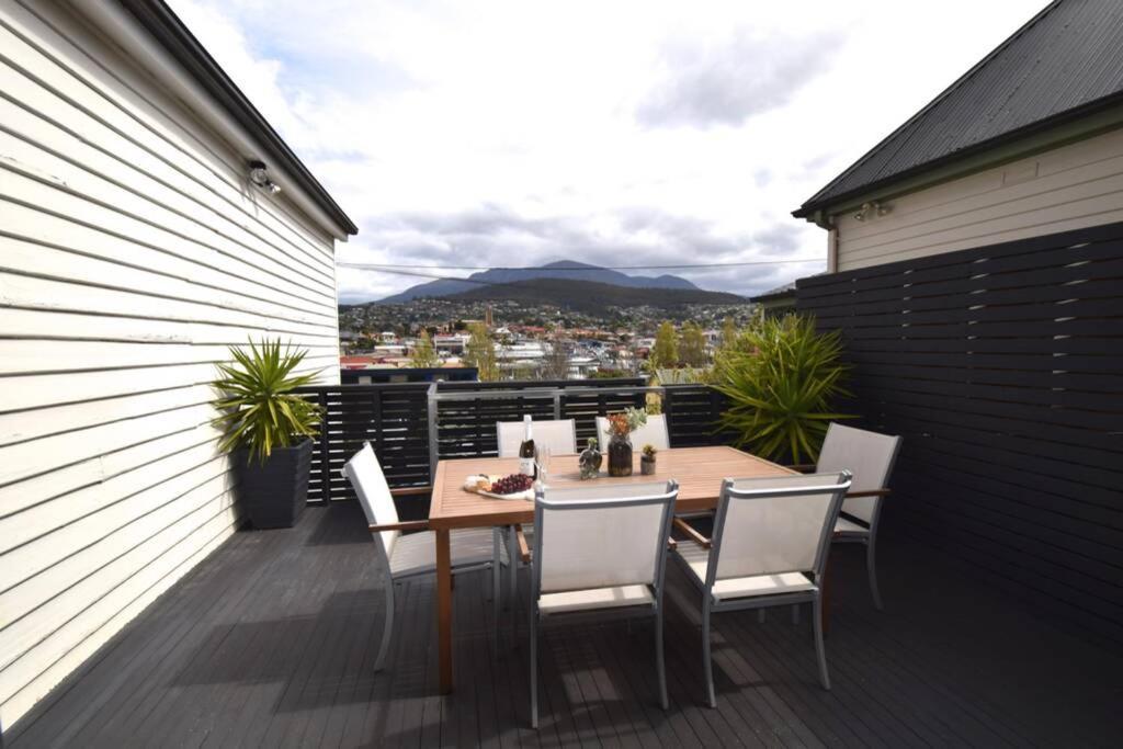 Holiday home Location In Hobart! Luxury 4 Bedroom With Stunning Views