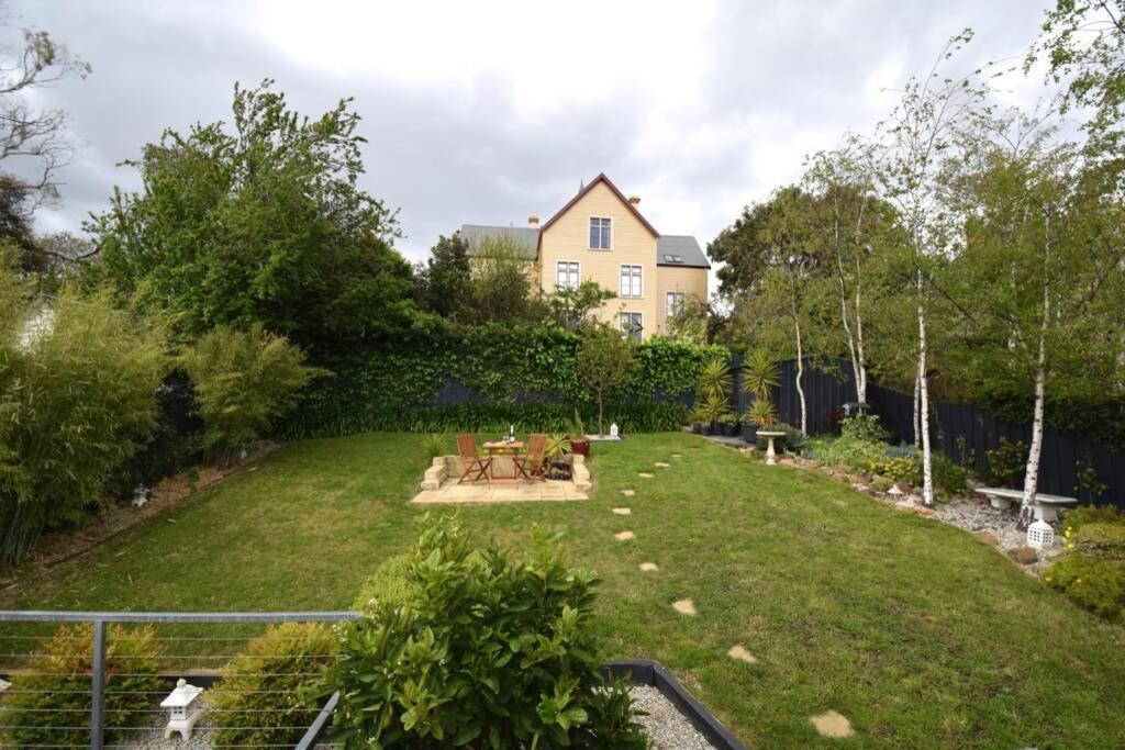 Location In Hobart! Luxury 4 Bedroom With Stunning Views