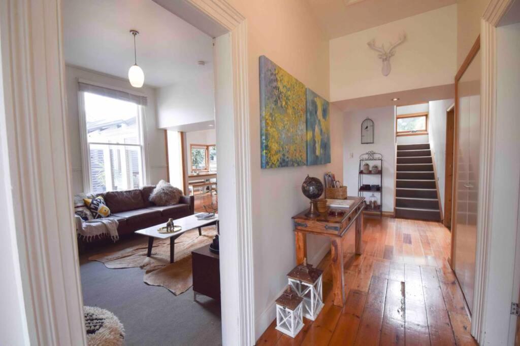 Location In Hobart! Luxury 4 Bedroom With Stunning Views Hobart