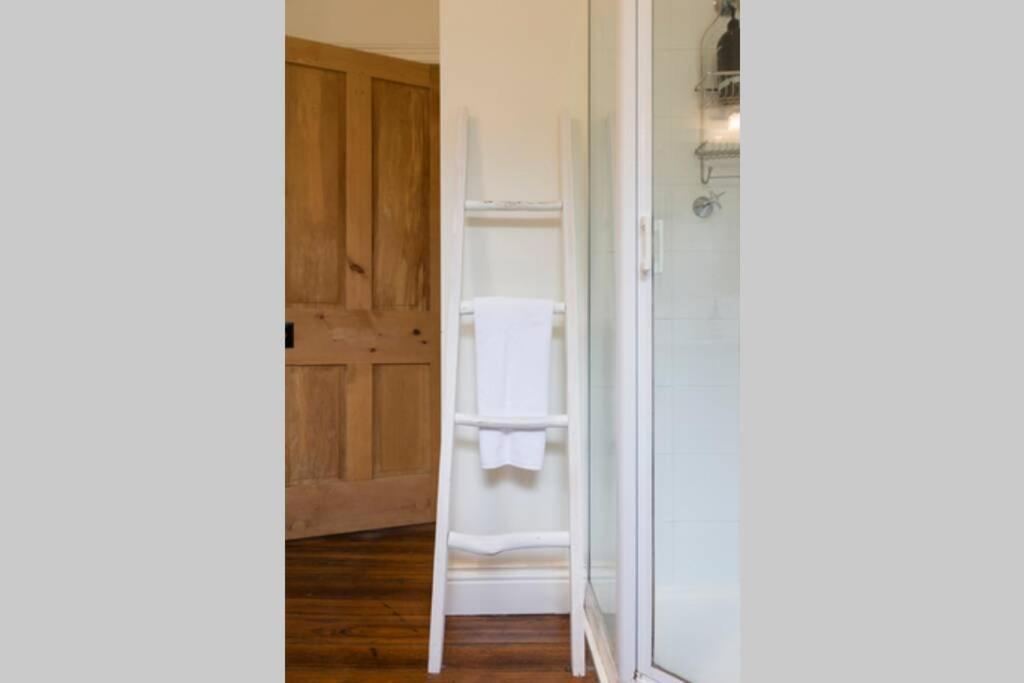 Location In Hobart! Luxury 4 Bedroom With Stunning Views Holiday home Hobart