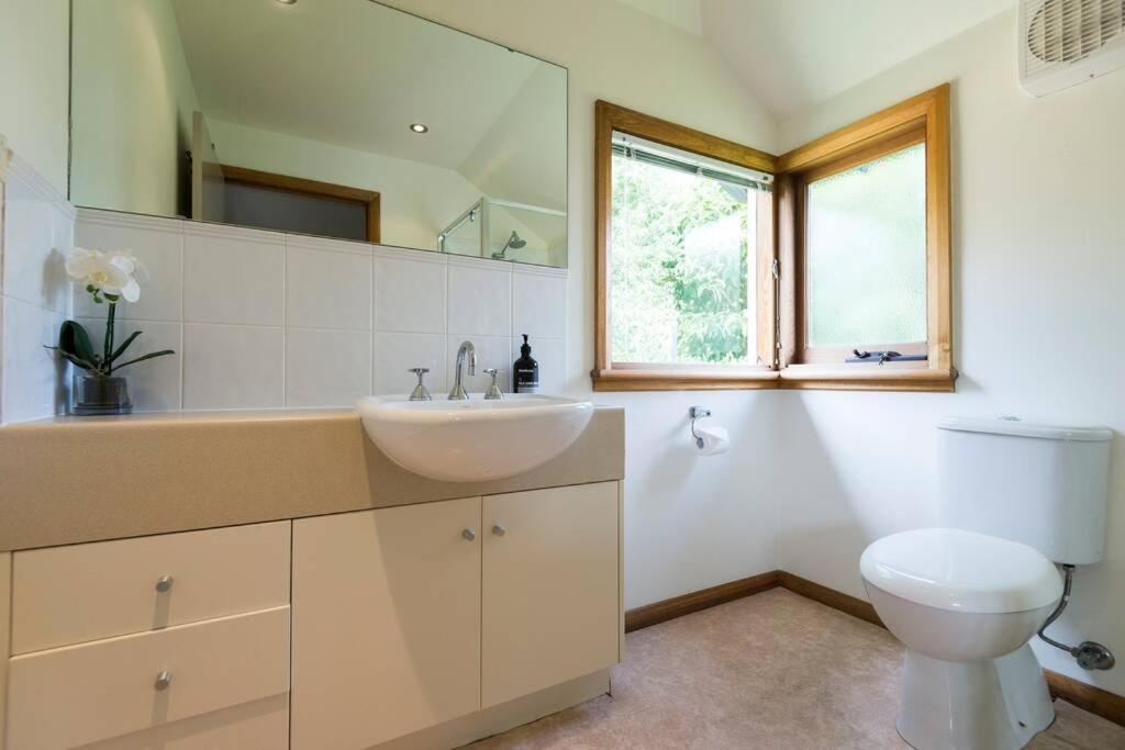 Location In Hobart! Luxury 4 Bedroom With Stunning Views Holiday home *