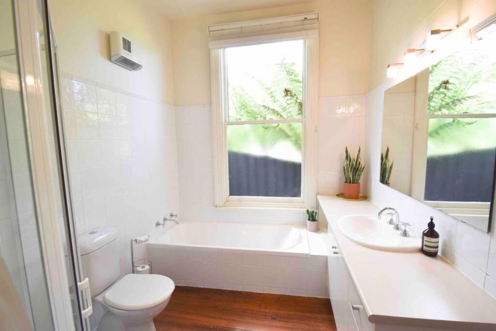 Location In Hobart! Luxury 4 Bedroom With Stunning Views Hobart