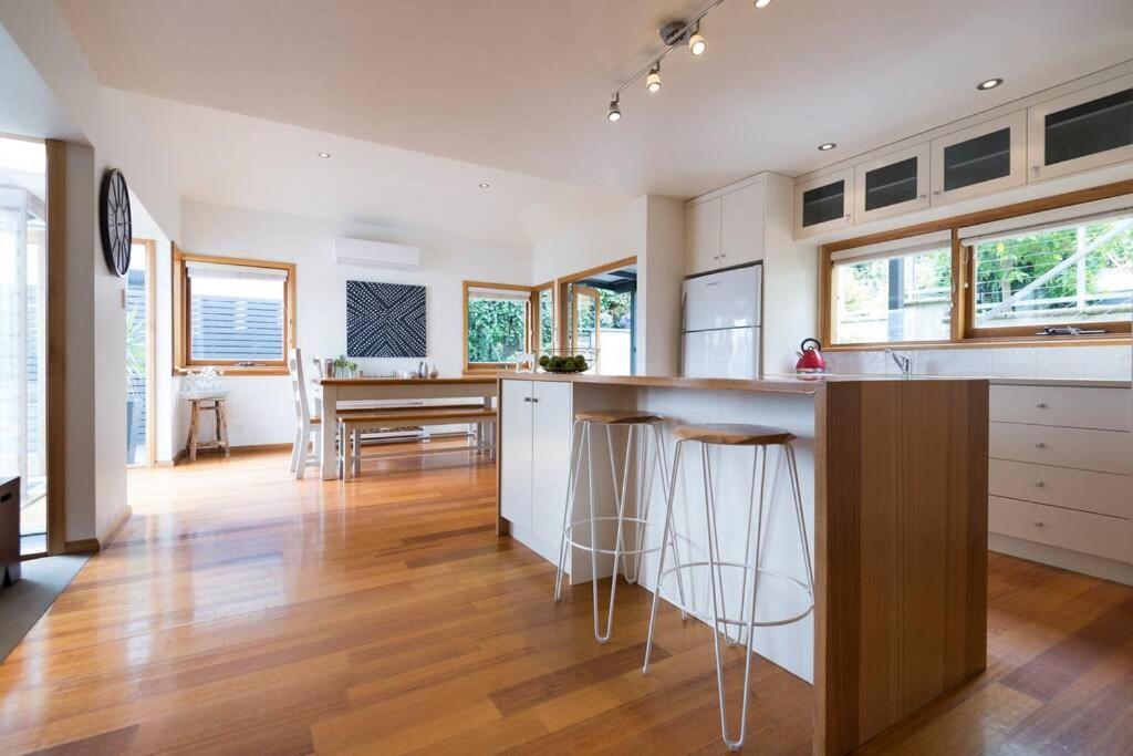 Location In Hobart! Luxury 4 Bedroom With Stunning Views Hobart