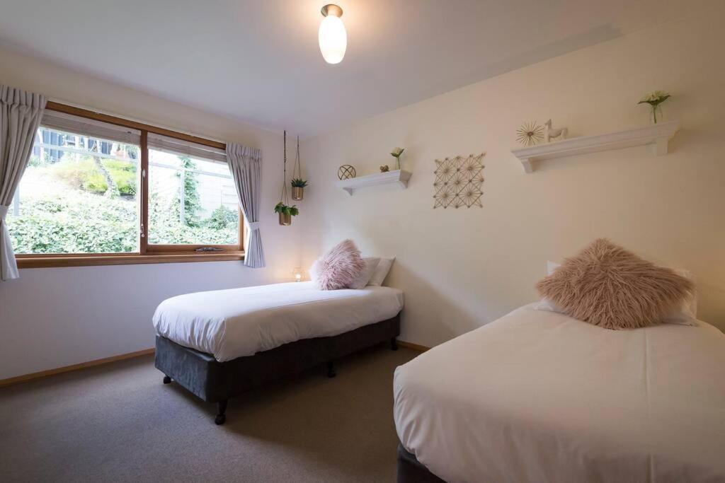 Holiday home Location In Hobart! Luxury 4 Bedroom With Stunning Views Hobart