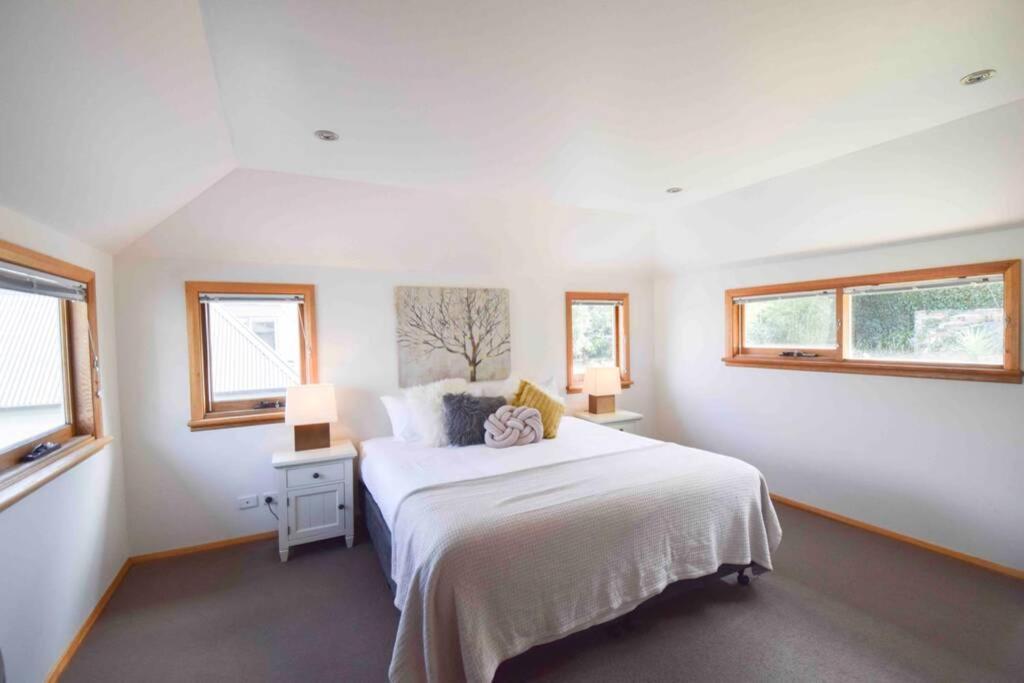 Location In Hobart! Luxury 4 Bedroom With Stunning Views Holiday home