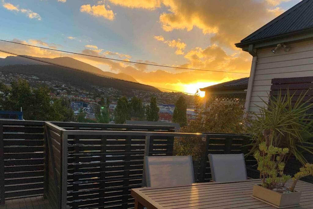 Holiday home Location In Hobart! Luxury 4 Bedroom With Stunning Views Hobart
