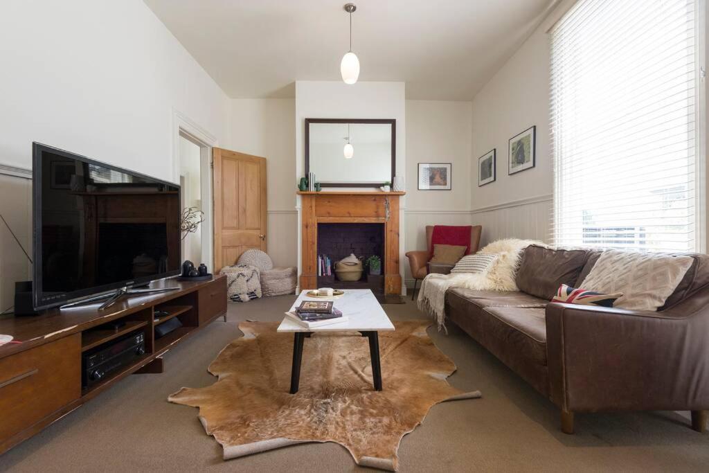 Location In Hobart! Luxury 4 Bedroom With Stunning Views * Hobart