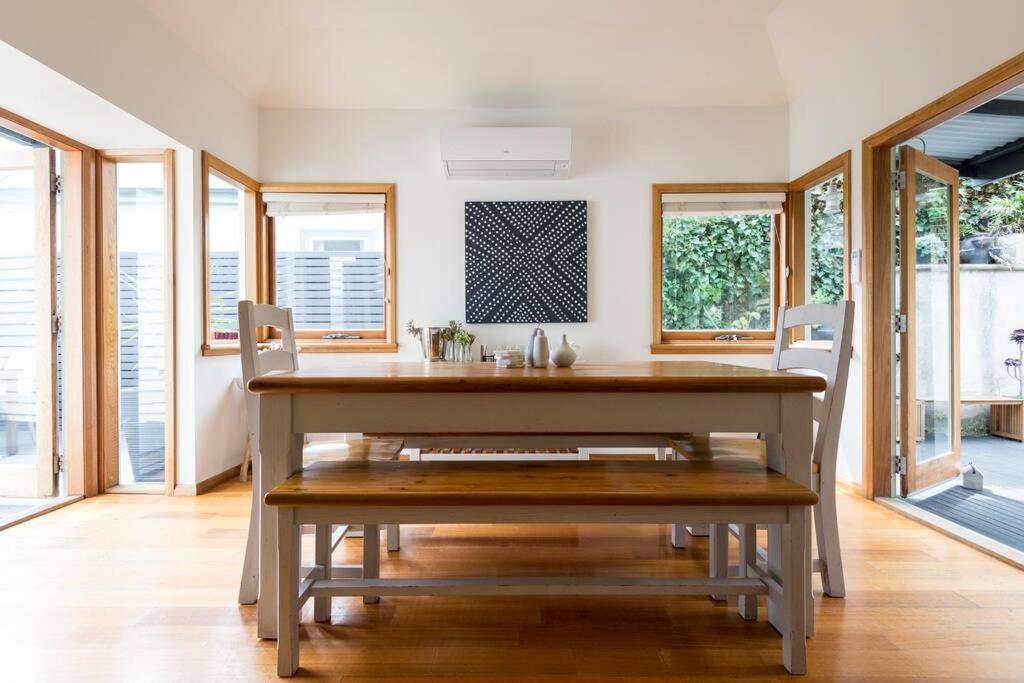 Location In Hobart! Luxury 4 Bedroom With Stunning Views