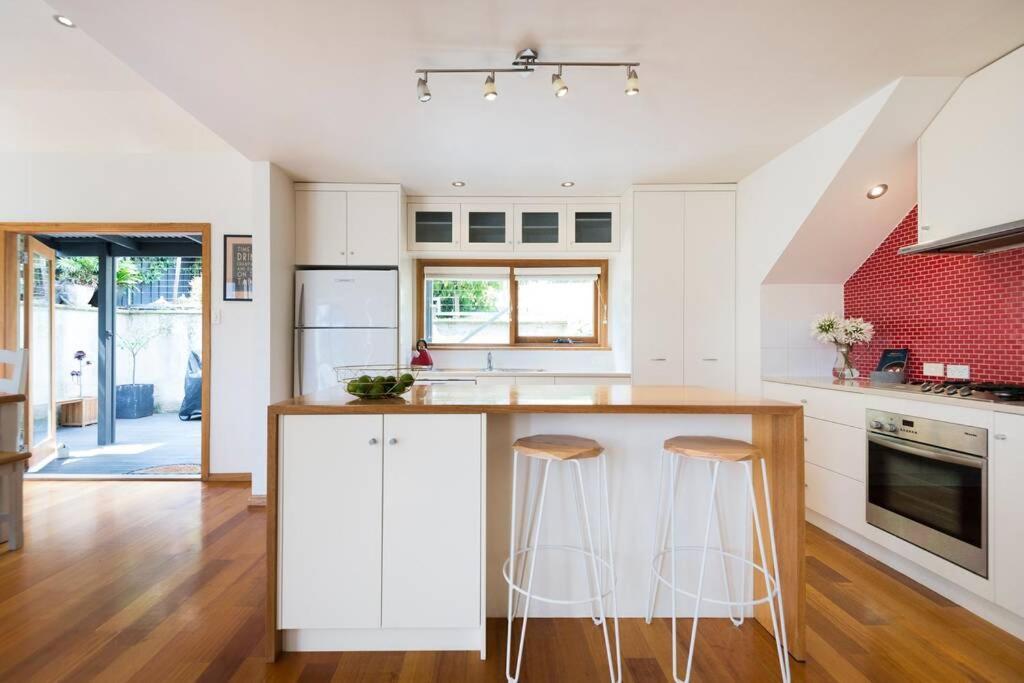 Location In Hobart! Luxury 4 Bedroom With Stunning Views Hobart