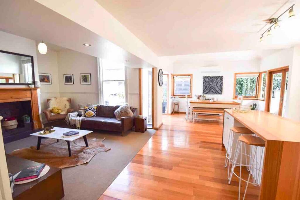 Location In Hobart! Luxury 4 Bedroom With Stunning Views Hobart