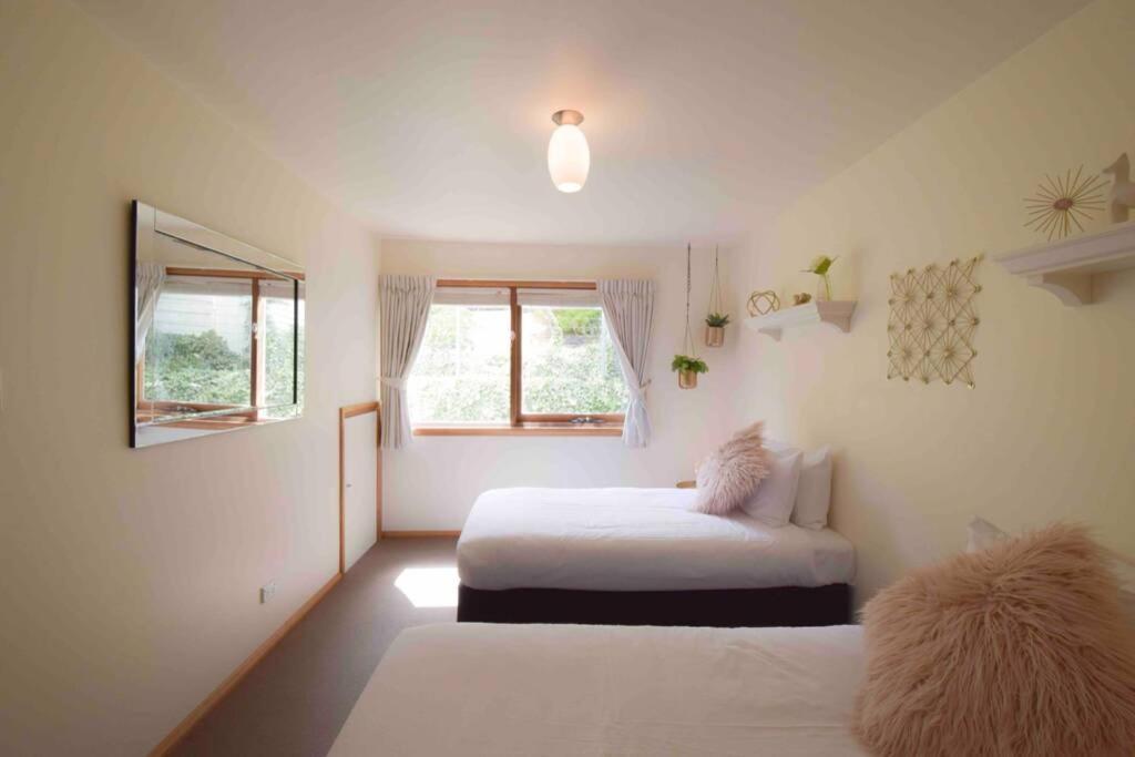 Location In Hobart! Luxury 4 Bedroom With Stunning Views *