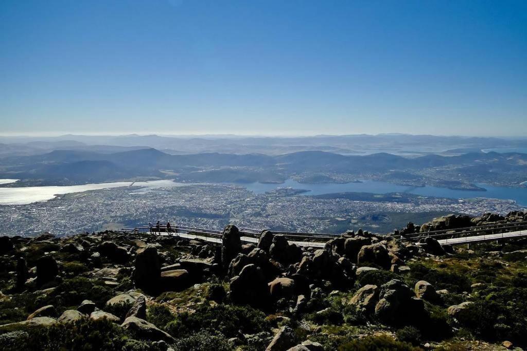 Holiday home Location In Hobart! Luxury 4 Bedroom With Stunning Views