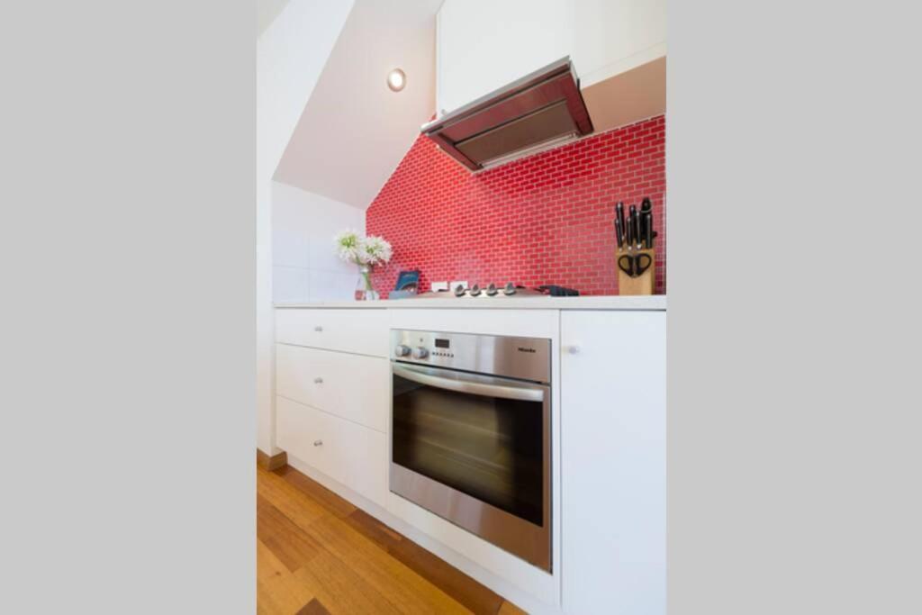 Holiday home Location In Hobart! Luxury 4 Bedroom With Stunning Views
