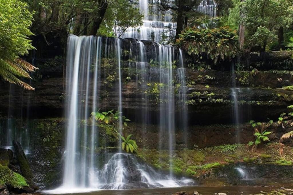 Location In Hobart! Luxury 4 Bedroom With Stunning Views Holiday home Hobart