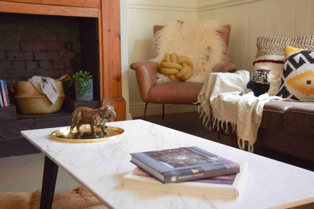 Location In Hobart! Luxury 4 Bedroom With Stunning Views Holiday home Hobart