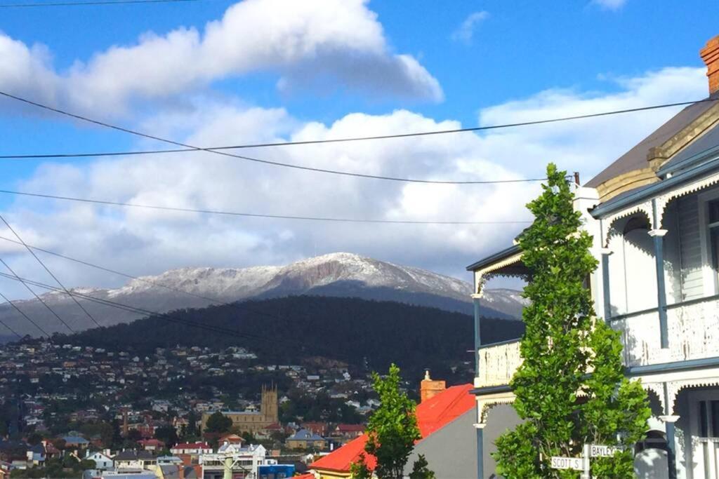Location In Hobart! Luxury 4 Bedroom With Stunning Views Holiday home *