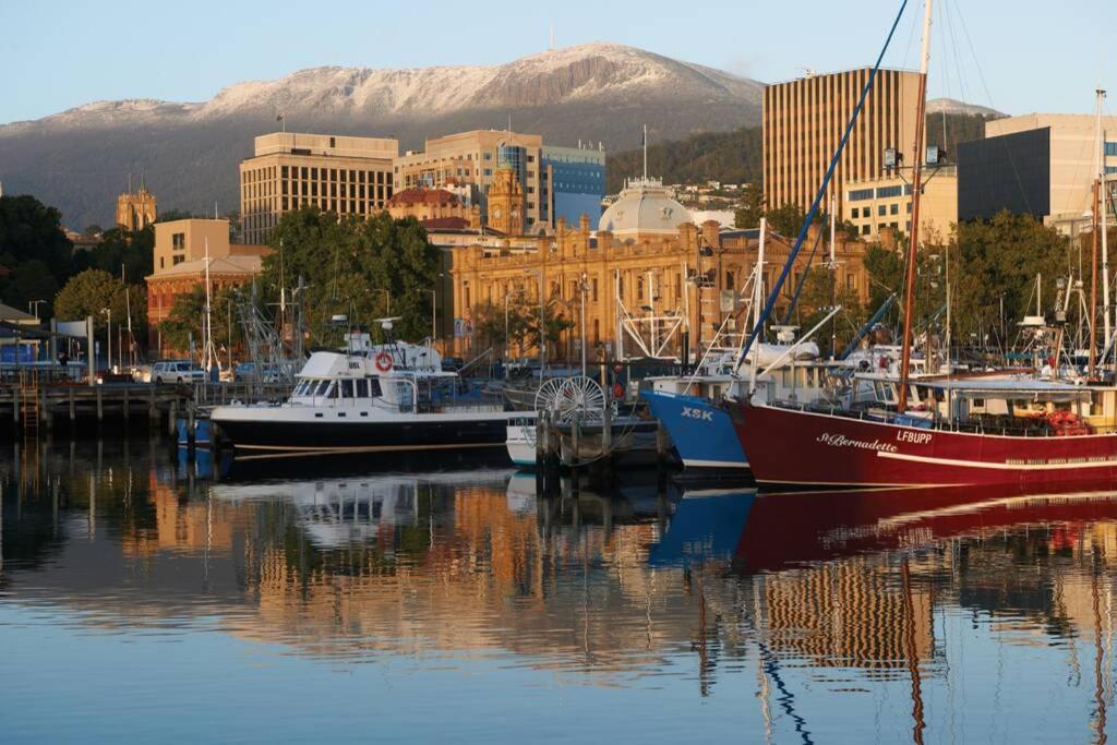 Location In Hobart! Luxury 4 Bedroom With Stunning Views Holiday home Hobart