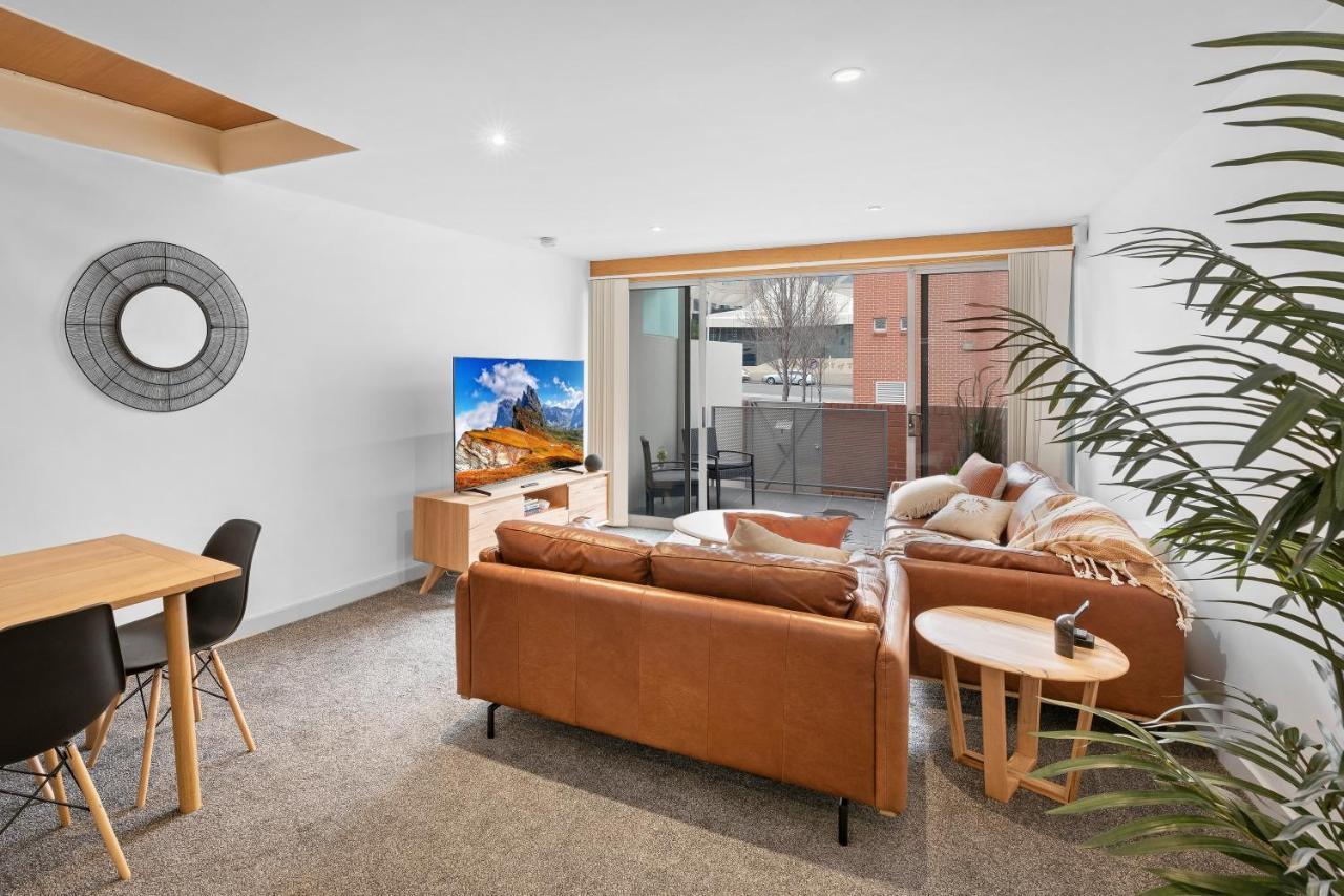 King Bed Living In Heart Of The Cbd, With Parking
