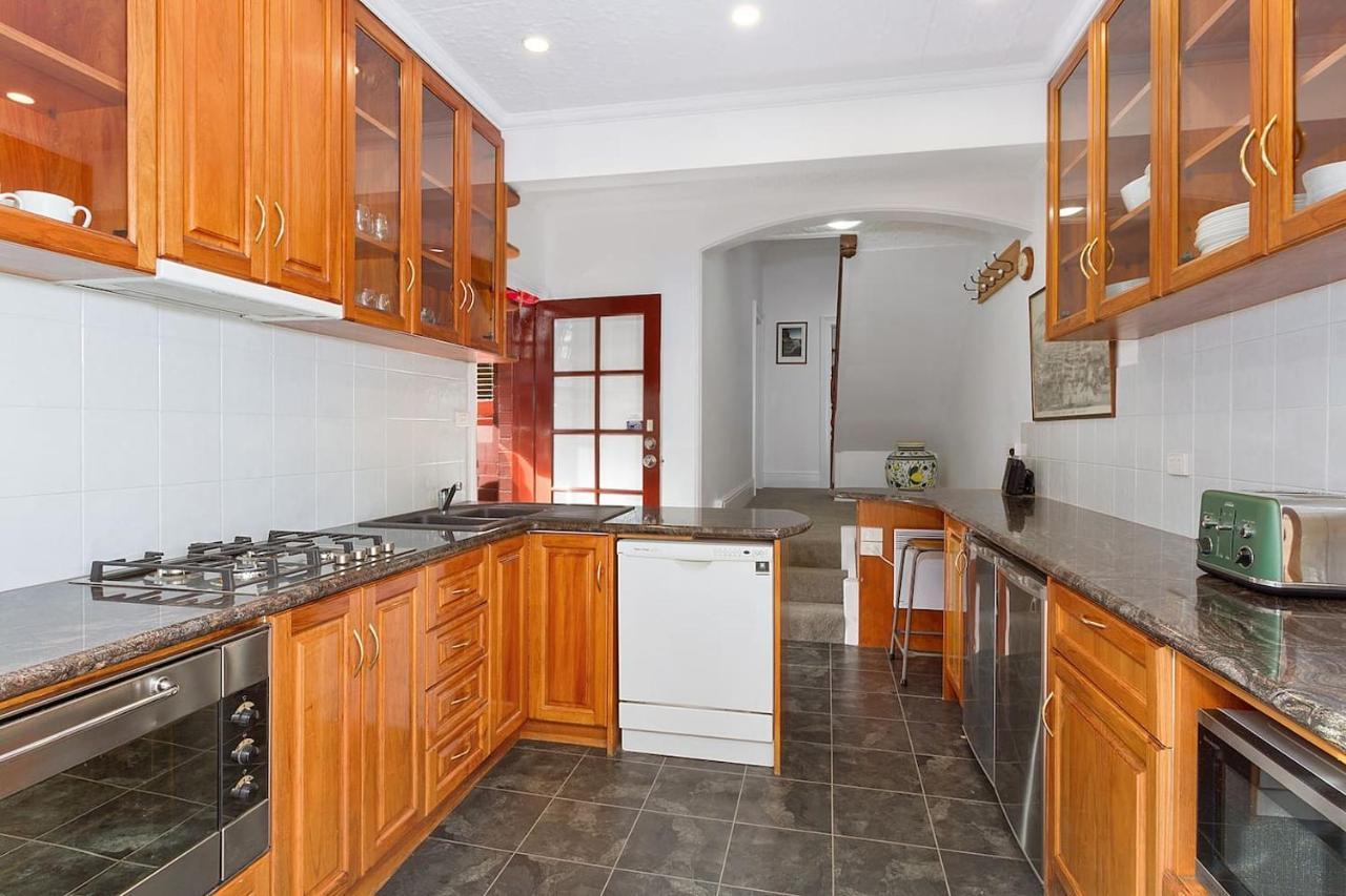 Historic Chic - A Spacious Two-story Pad Apartamento *