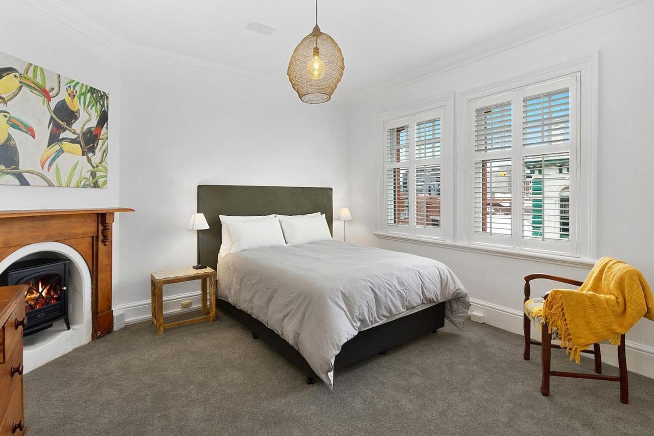 Historic Chic - A Spacious Two-story Pad Apartamento *