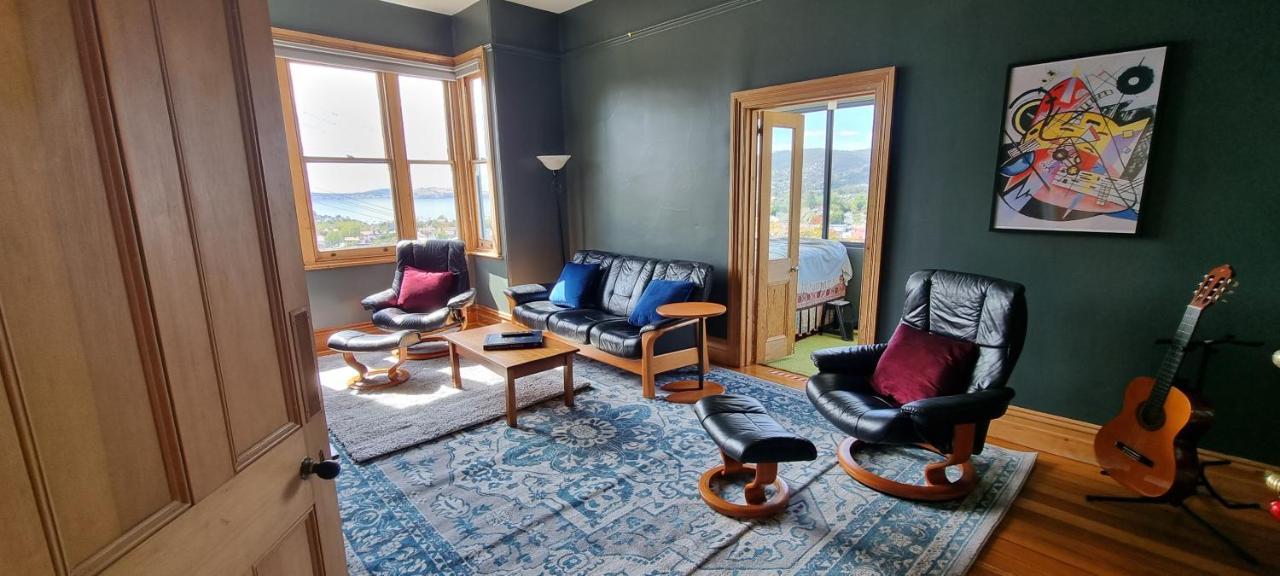 Hill House - Charming Home, Stunning Views Close To