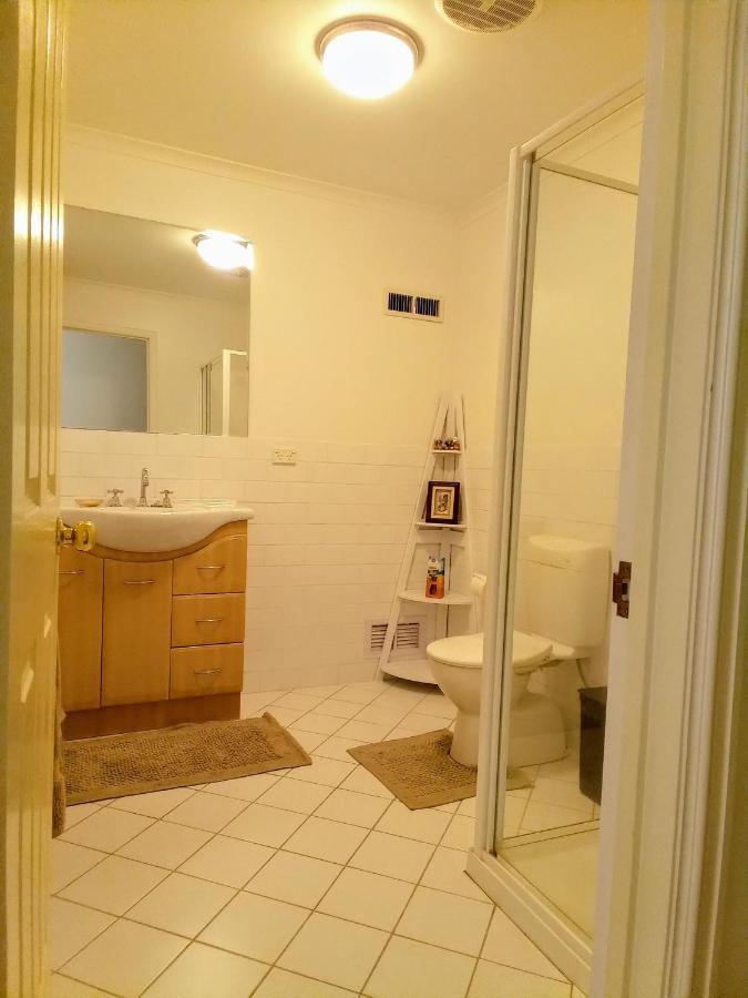 Apartment 'self-contained' Studio, Walk To Town. Hobart