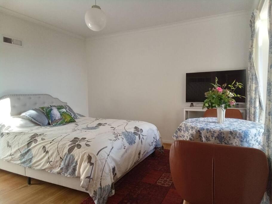 'self-contained' Studio, Walk To Town. Apartment