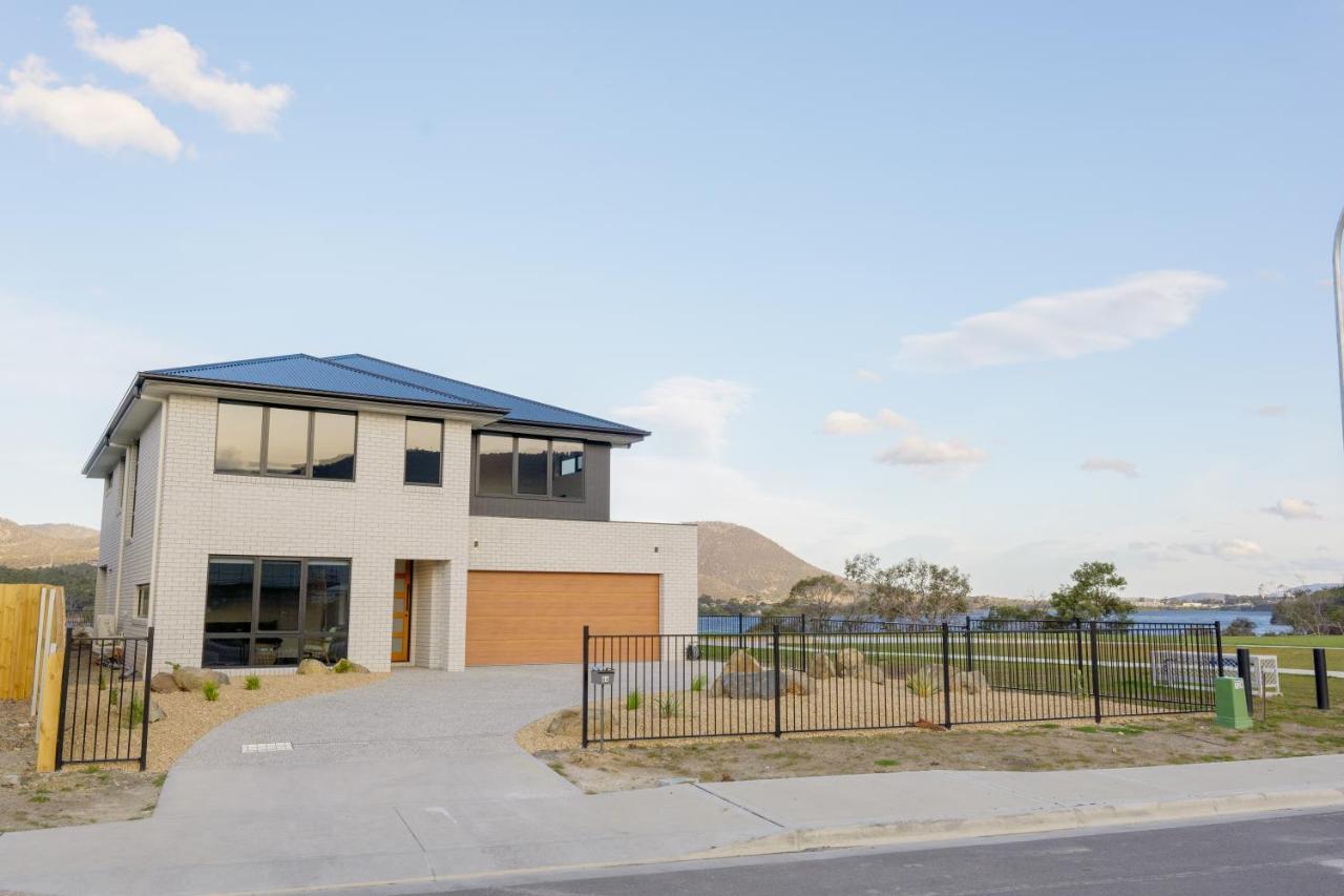 Holiday home Luxury Waterfront Retreat 4br Award-winning