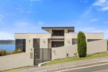 The View Sandy Bay 5 Bedroom Holiday home