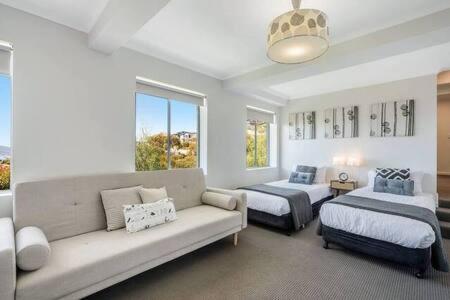 House On The Hill With A View-sleeps 12 Holiday home