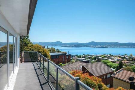 Holiday home House On The Hill With A View-sleeps 12