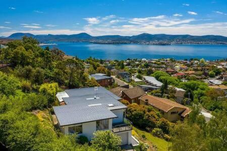 House On The Hill With A View-sleeps 12 Holiday home *