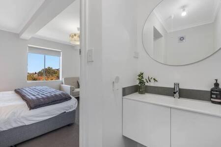 House On The Hill With A View-sleeps 12 * Hobart