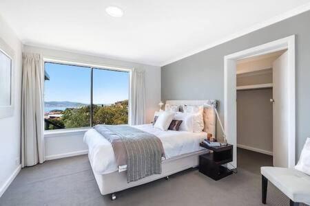 Holiday home House On The Hill With A View-sleeps 12
