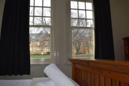 Comfy With Carpark 2 Minutes To Cbd Holiday home *