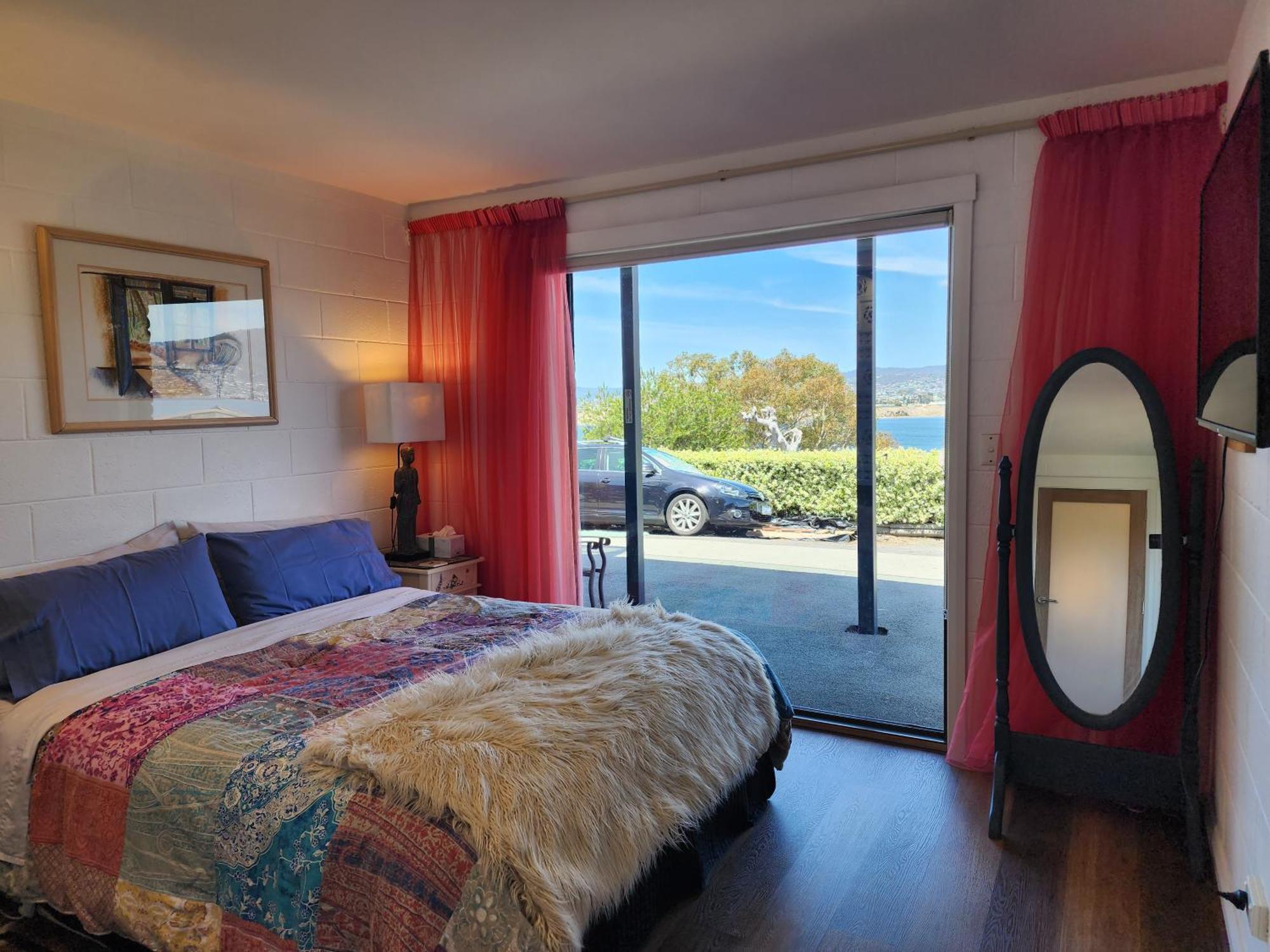 Waterfront Abode - 2 Bedrooms Apartment