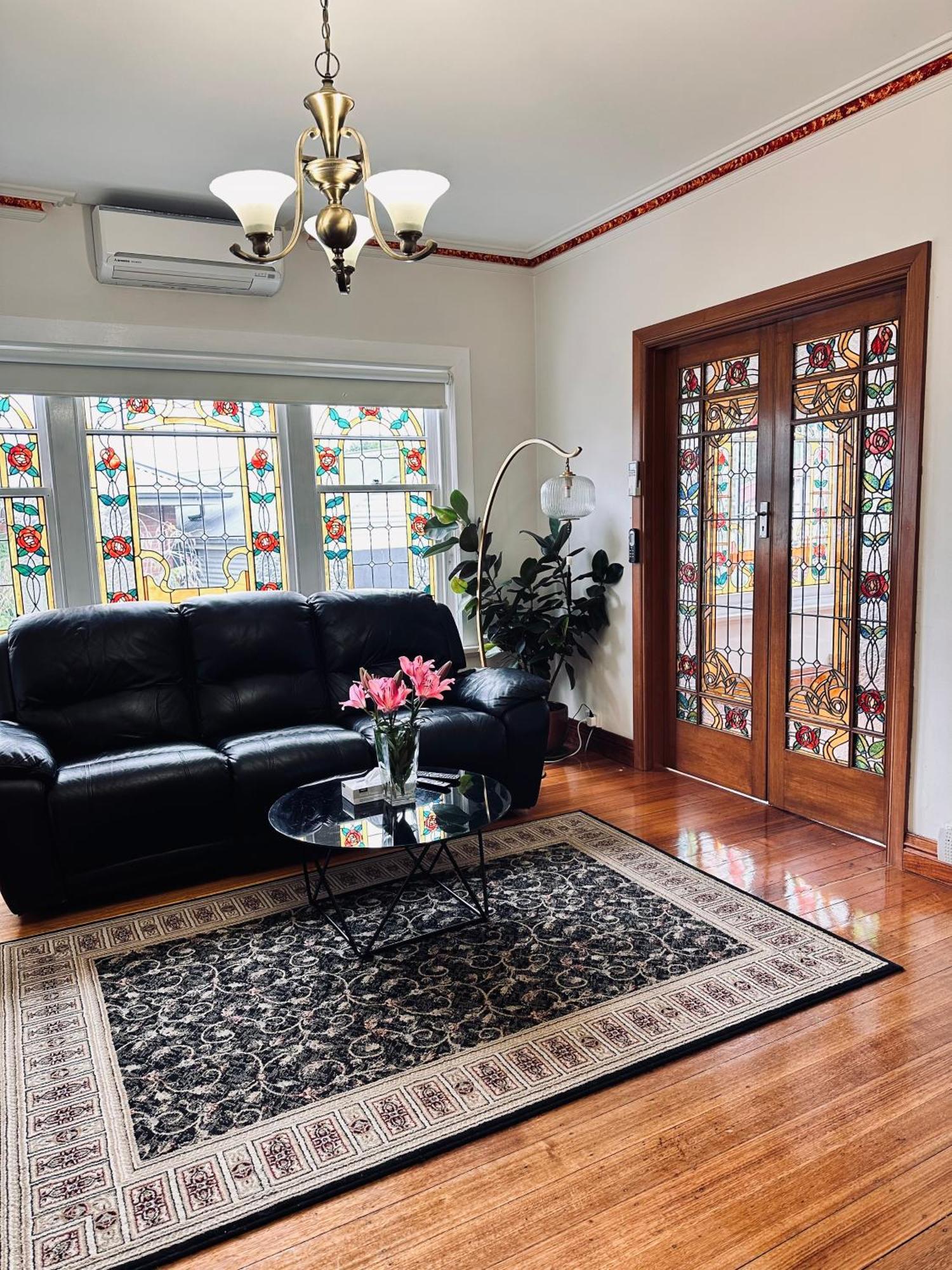 Apartment Handcrafted Stained-glass Cottage, Free Parking *