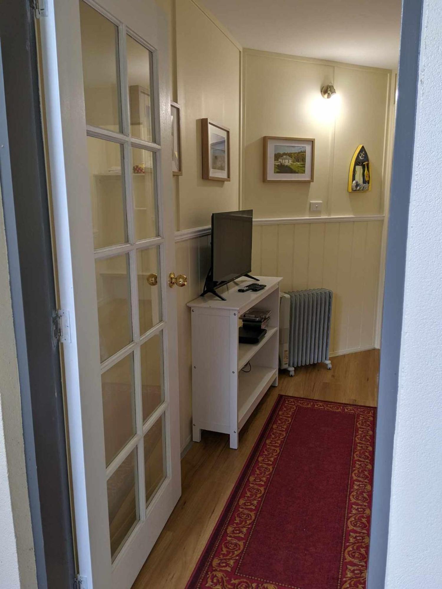 Apartment 'self-contained' Studio, Walk To Town. Hobart