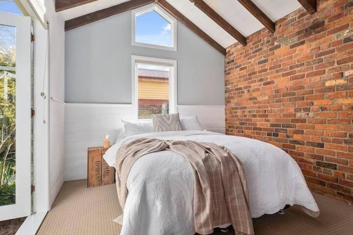 Irresistible Renovated 1840 Inner-city Holiday home