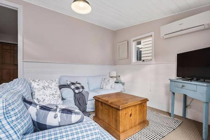 Irresistible Renovated 1840 Inner-city Holiday home *