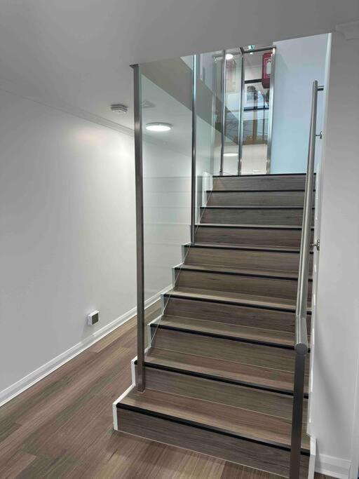 Apartment Fringe Modern With Car Parking
