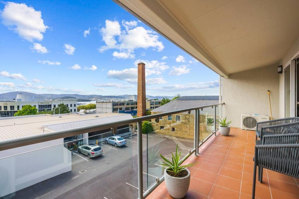 Fringe Modern With Car Parking Apartment Hobart