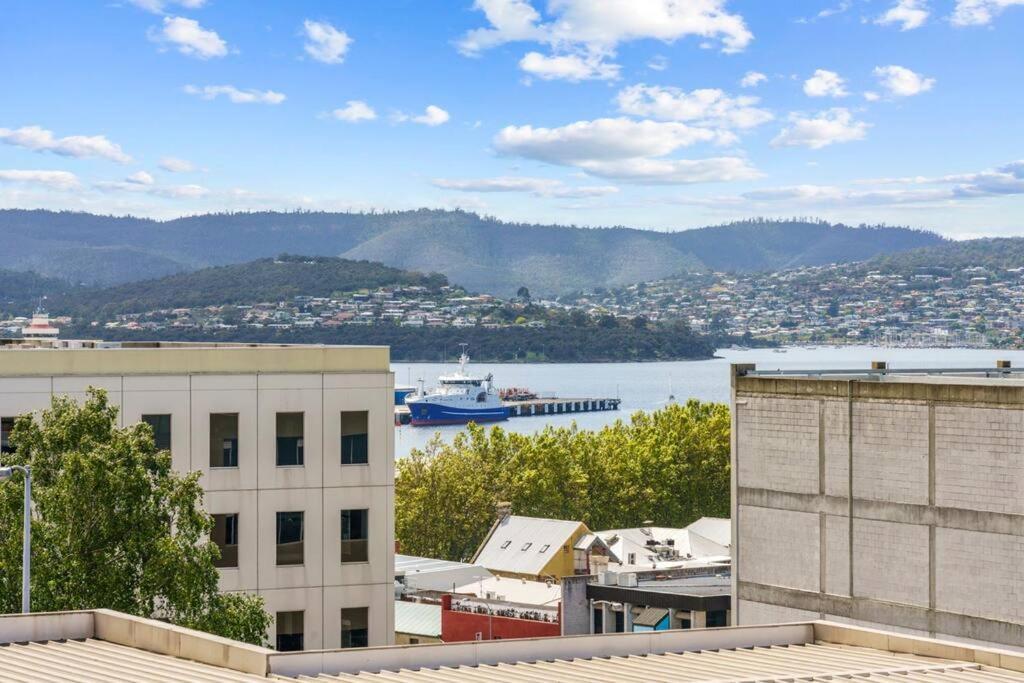 Fringe Modern With Car Parking * Hobart