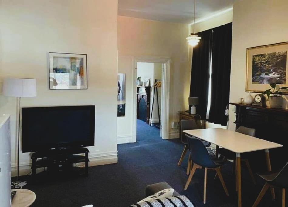 Comfy With Carpark 2 Minutes To Cbd Holiday home *